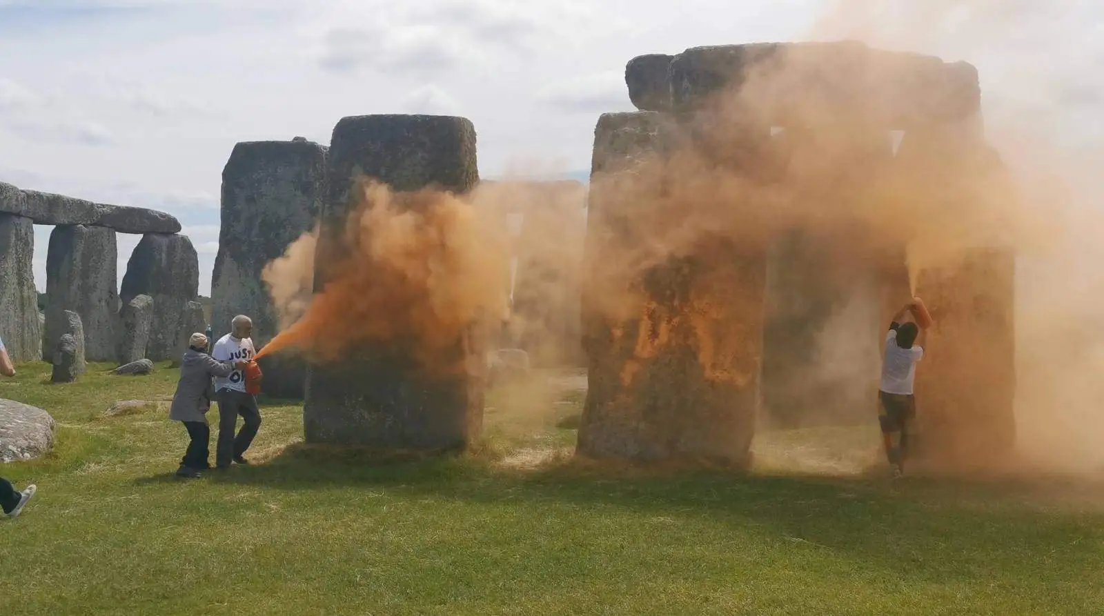 It’s time for megalithic action!- Just Stop Oil decorate Stonehenge – Just Stop Oil