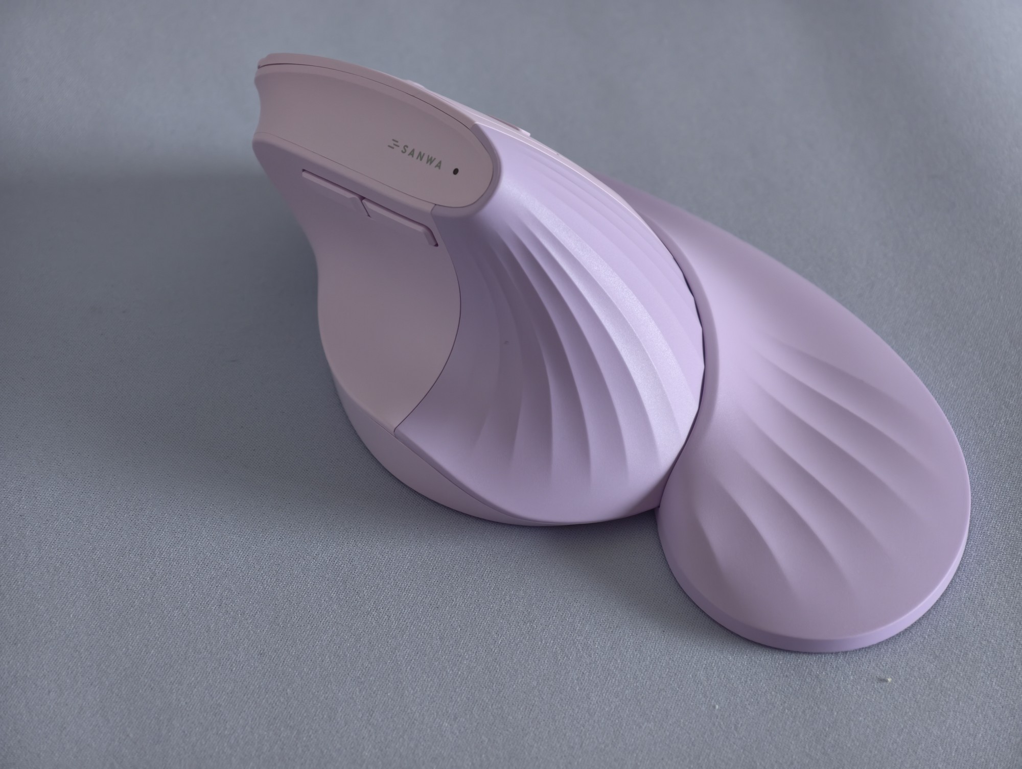 a photo of the mouse from the back, showing the two side buttons and the angle of the mouse