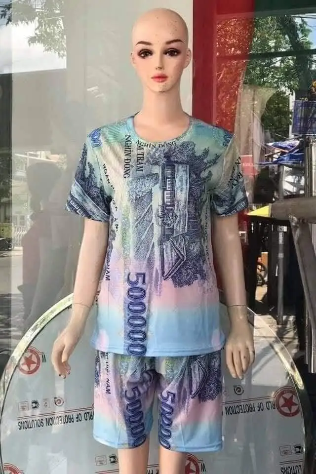 Mannequin wearing t-shirt and shorts with 500 kVND pattern