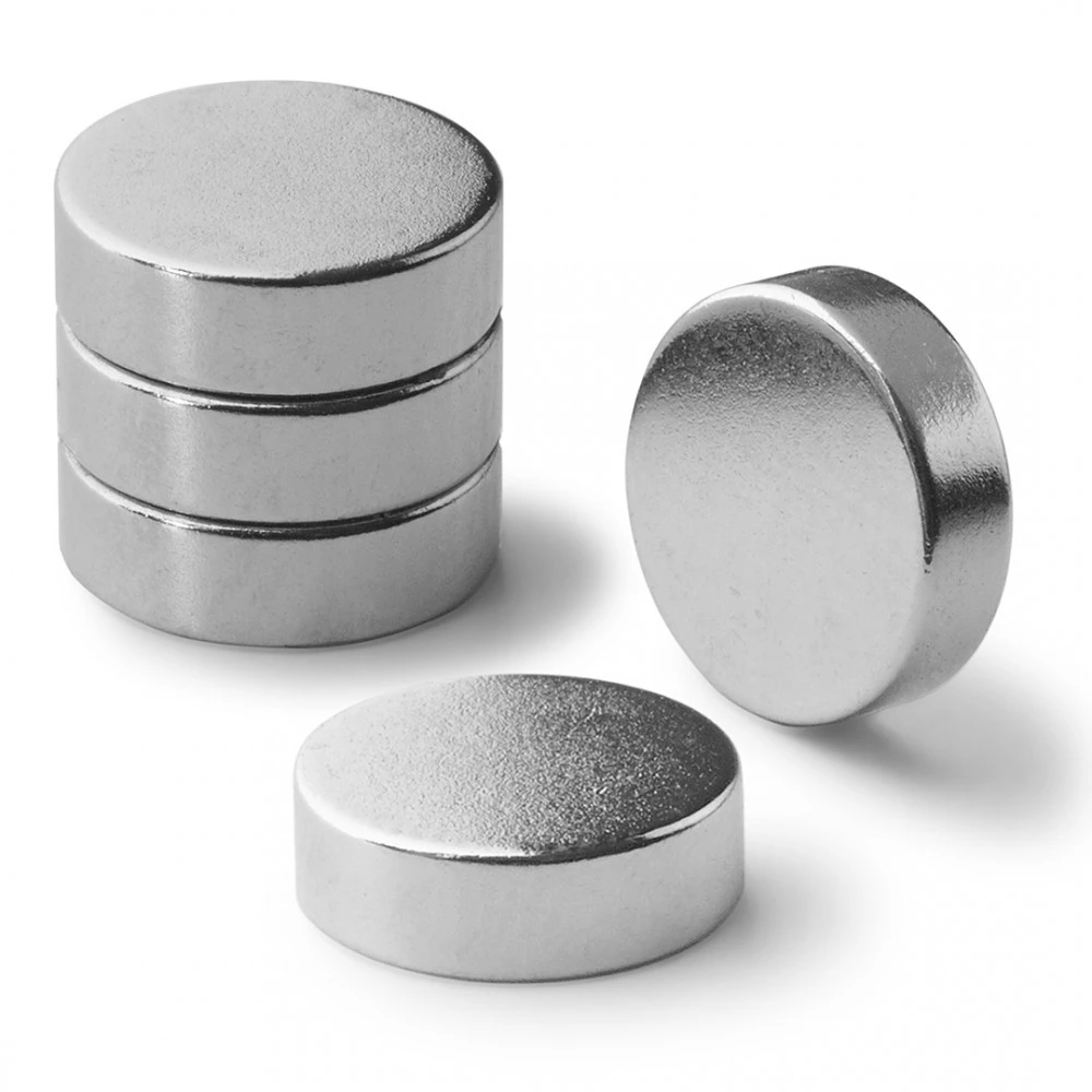 5 flat neodymium magnets. look like thick silver cylinders, 3 are stacked on top of each other, one is sideways and one is in the front