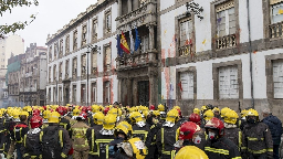 Firefighters' Battle for Safer Working Conditions Ignites Clash with Police in Ourense - BNN Breaking